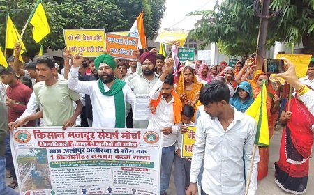जर्जर सड़क और जलभराव से परेशान ग्रामीण पहुंचे कलेक्ट्रेट, डीएम से की कार्रवाई की मांग