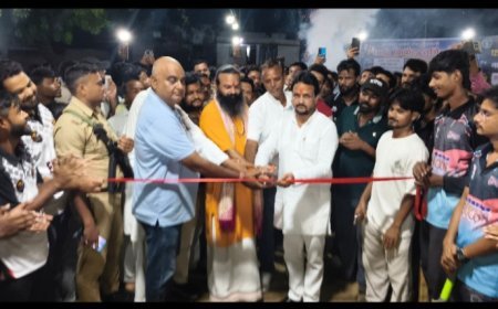 खैराबाद में अल्लामा फ़ज़ले हक़ खैराबादी नाइट क्रिकेट टूर्नामेंट का अभिषेक गुप्ता ने किया भव्य शुभारंभ