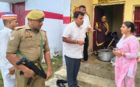 डीएम का औचक निरीक्षण: बच्चों से पढ़वाई किताब, एमडीएम की गुणवत्ता परखी
