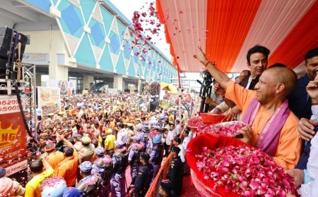 सीएम योगी ने कांवड़ियों पर बरसाए श्रद्धा के फूल