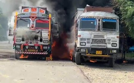खैराबाद में हाईवे पर दो ट्रकों में लगी भीषण आग, लाखों का नुकसान