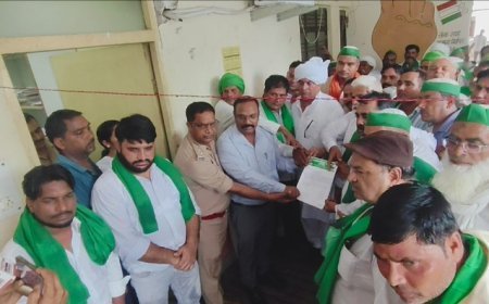 स्याना भाकियू अराजनैतिक चलो गांव की ओर रात्रि प्रवास के दौरान चौधरी मांगेराम त्यागी व उनके सहयोगी के नेतृत्व में तहसील स्याना का किया घेराव व दिवंगत जुगमिनदर मलिक को दी श्रद्धांजलि*