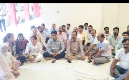 लेखपालों ने खोला मोर्चा, ACO की ट्रैप कार्रवाई के विरोध में धरना  