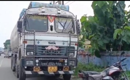 ट्रक की टक्कर से बाइक सवार युवक की मौत, साथी गंभीर घायल