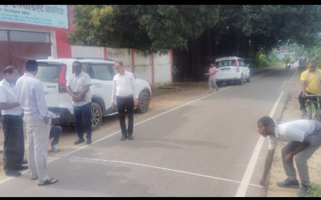 डीएम ने सड़क की खुदाई कर परखी गुणवत्ता, निर्माण सामग्री के नमूने जांच को भेजने के निर्देश* 