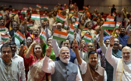 मंगल मिलन’ बैठक में तिरंगा लहराकर राजग सांसदों ने किया मोदी का स्वागत