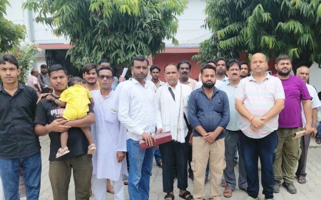 दुकानें खाली कराने के निर्देश से भड़के व्यापारी, डीएम से लगाई गुहार