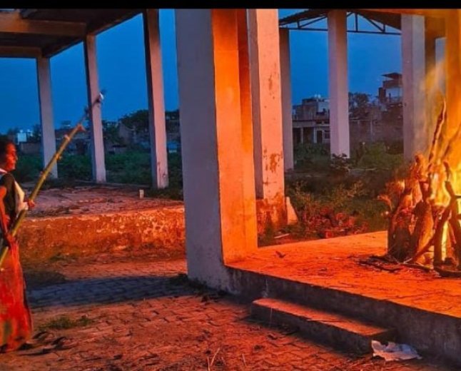 बहन ने भाई को दी मुखाग्नि, बीमारी से हुई मौत के बाद निभाया अंतिम संस्कार का फर्ज