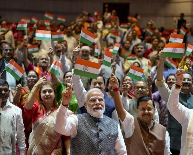 मंगल मिलन’ बैठक में तिरंगा लहराकर राजग सांसदों ने किया मोदी का स्वागत
