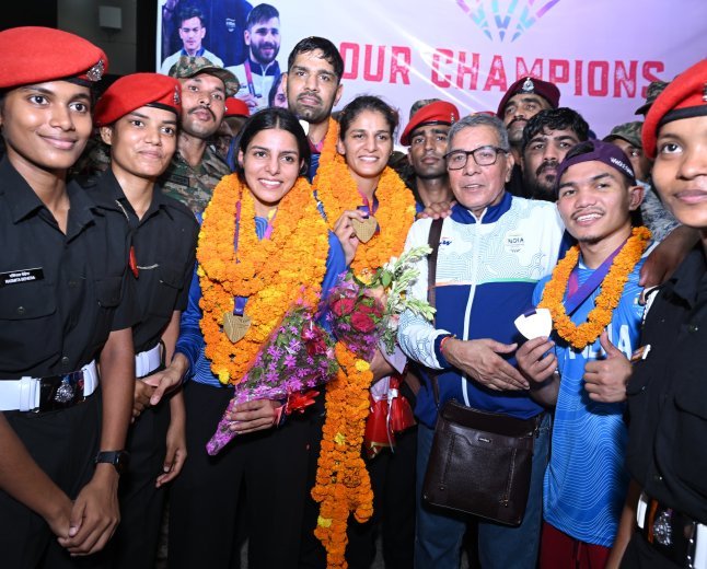 कॉमनवेल्थ गेम्स में ऐतिहासिक प्रदर्शन कर लौटी मुक्केबाजी टीम का दिल्ली एयरपोर्ट पर हुआ भव्य स्वागत
