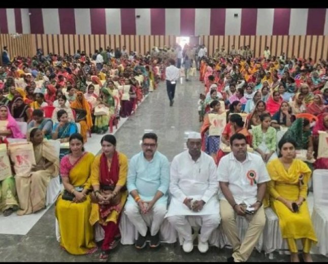 रक्षाबंधन पर बहनों को बड़ा तोहफा, सीतापुर में 800 महिलाओं को बांटी साड़ियां-मिष्ठान