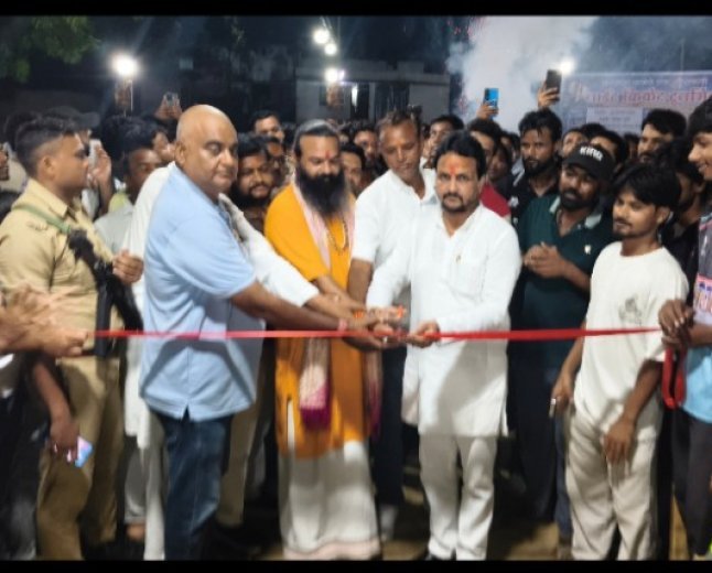 खैराबाद में अल्लामा फ़ज़ले हक़ खैराबादी नाइट क्रिकेट टूर्नामेंट का अभिषेक गुप्ता ने किया भव्य शुभारंभ