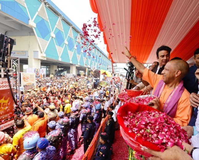 सीएम योगी ने कांवड़ियों पर बरसाए श्रद्धा के फूल