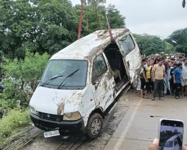 मप्र:नाले में बही ईको वैन,3 साल के मासूम समेत 9 शव बरामद
