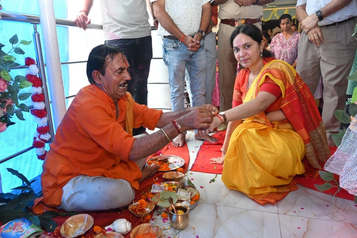 हिंद मेडिकल कॉलेज में विराजे बप्पा*