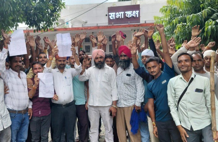 सीतापुर में बिजली विभाग की खुली पोल! हल्की बारिश में बत्ती गुल, 3 दिन तक अंधेरा