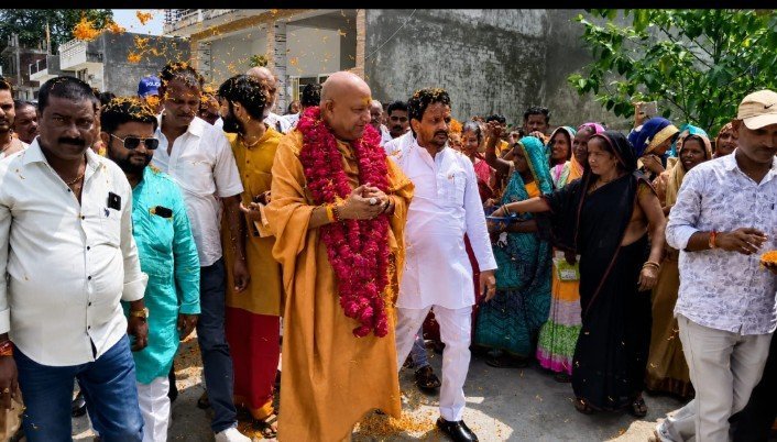 महामंडलेश्वर स्वामी यतींद्रानंद गिरी जी महाराज का खैराबाद में भव्य स्वागत