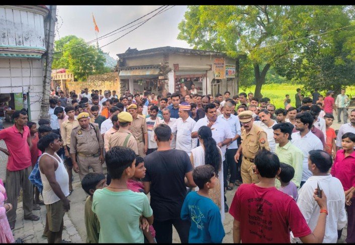 डीएम ने जगना गांव में घर-घर सुनी ग्रामीणों की समस्याएं, लापरवाही पर नोटिस के निर्देश