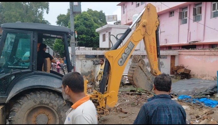 अस्पताल मार्ग पर चला प्रशासन का बुलडोजर! अतिक्रमणकारियों में मचा हड़कंप