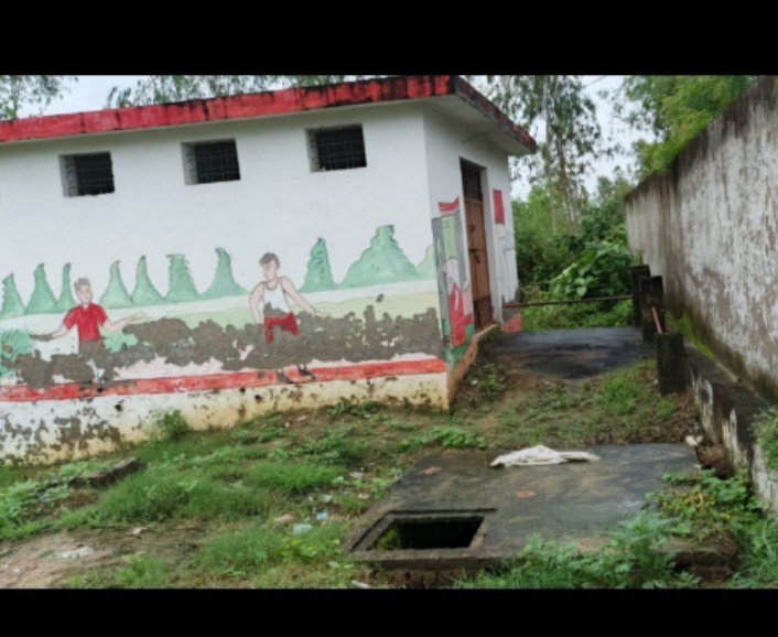 सामुदायिक शौचालय में गंदगी का अंबार, सफाई व्यवस्था पर उठे सवाल