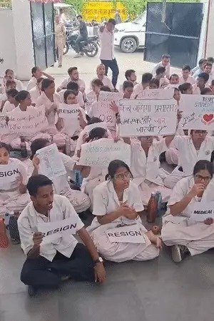 केजीएमयू में नर्सिंग छात्रों का धरना जारी