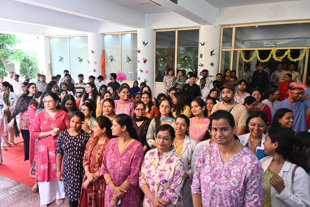 हिंद मेडिकल कॉलेज में विराजे बप्पा*