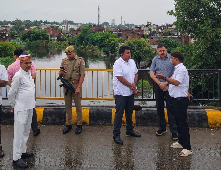 बाढ़ के बीच मैदान में उतरे डीएम, केशव ग्रीन सिटी से तरीनपुर तक राहत की कमान संभाली