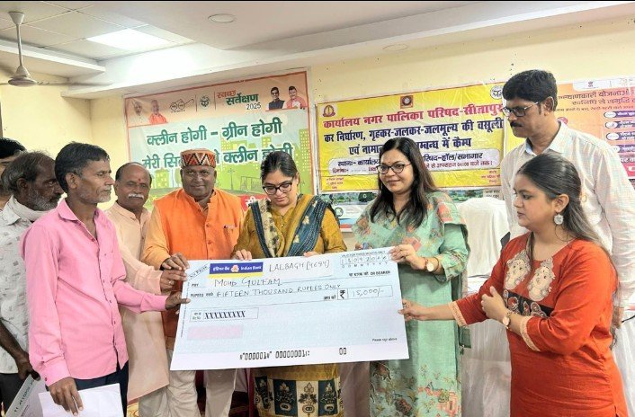 नगर पालिका में समाधान दिवस व पीएम स्वनिधि कैंप, दो लाभार्थियों को बांटे चेक