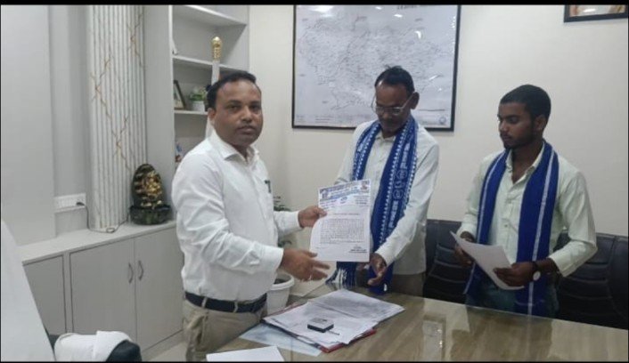 कच्ची सड़क पर जलभराव से ग्रामीण परेशान, एसडीएम को सौंपा ज्ञापन