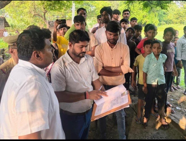 डीएम ने जगना गांव में घर-घर सुनी ग्रामीणों की समस्याएं, लापरवाही पर नोटिस के निर्देश