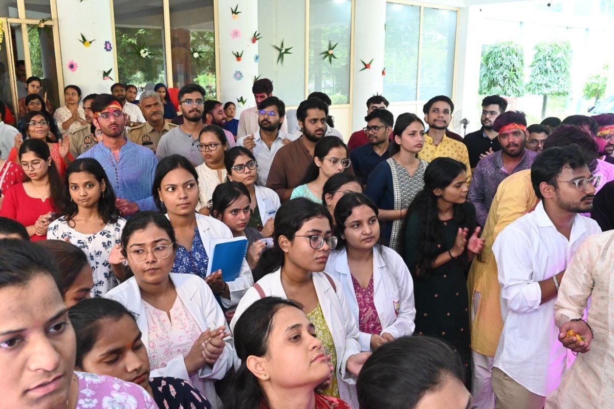 हिंद मेडिकल कॉलेज में विराजे बप्पा*