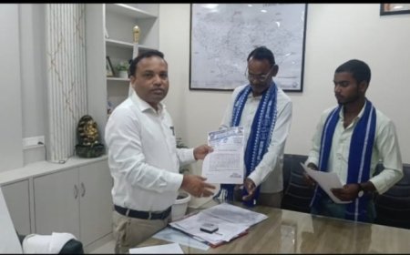 कच्ची सड़क पर जलभराव से ग्रामीण परेशान, एसडीएम को सौंपा ज्ञापन
