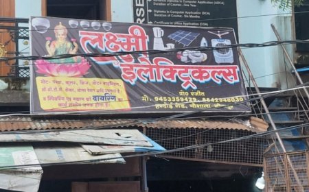 लक्ष्मी इलेक्ट्रॉनिक्स पर ‘लक्ष्मी’ का संकट, आग में खाक हुई 13 लाख की पूंजी