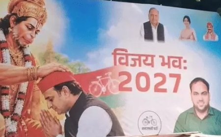 सपा कार्यालय के बाहर पोस्टर वॉर