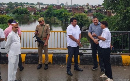 बाढ़ के बीच मैदान में उतरे डीएम, केशव ग्रीन सिटी से तरीनपुर तक राहत की कमान संभाली
