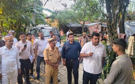 डीएम ने जगना गांव में घर-घर सुनी ग्रामीणों की समस्याएं, लापरवाही पर नोटिस के निर्देश