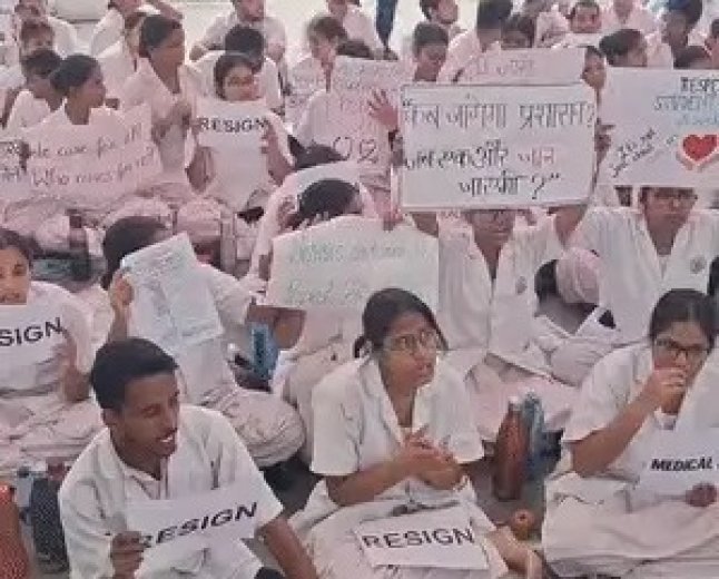 केजीएमयू में नर्सिंग छात्रों का धरना जारी