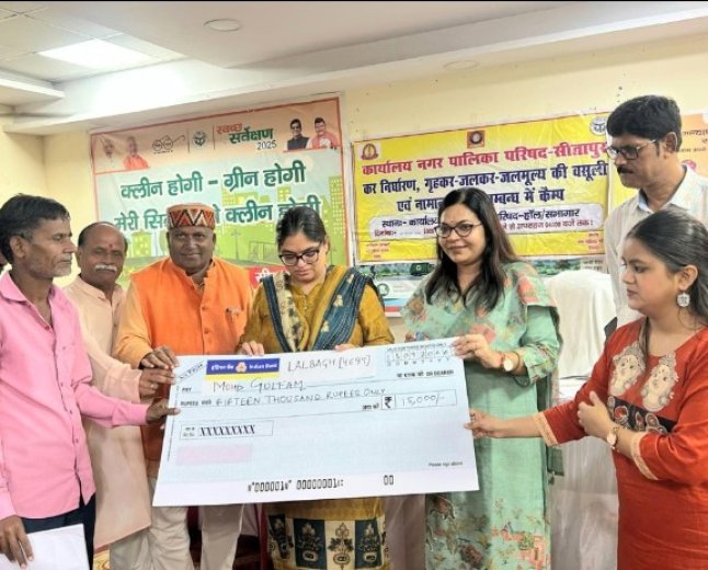 नगर पालिका में समाधान दिवस व पीएम स्वनिधि कैंप, दो लाभार्थियों को बांटे चेक
