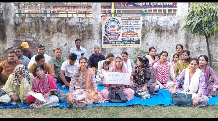 सुप्रीम कोर्ट के फैसले के अनुपालन की मांग, 14 साल से संघर्षरत अनुदेशक शिक्षक