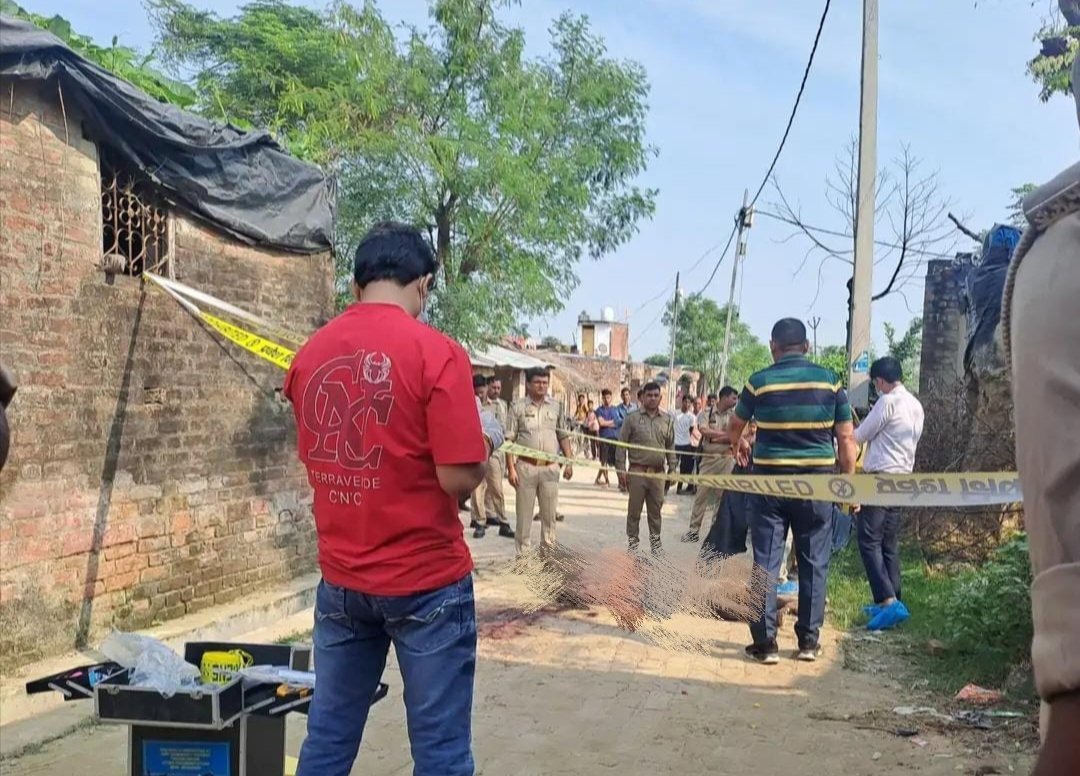 शराब के नशे में विवाद के बाद वारदात, खड़ंजे पर मिला 40 वर्षीय राममूर्ति का खून से लथपथ शव; आरोपी भाई फरार