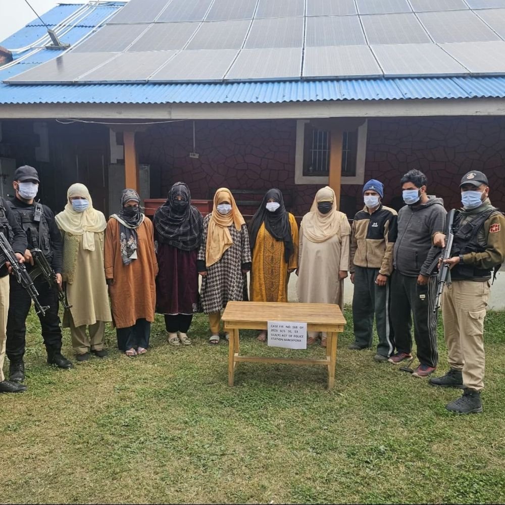 कश्मीर में 6 गिरफ्तार, प्रतिबंधित संगठन से जुड़ाव का आरोप:इनमें 4 महिलाएं: होटल में हुईं सीक्रेट बैठकें, ₹7-8 लाख के लेन-देन का शक