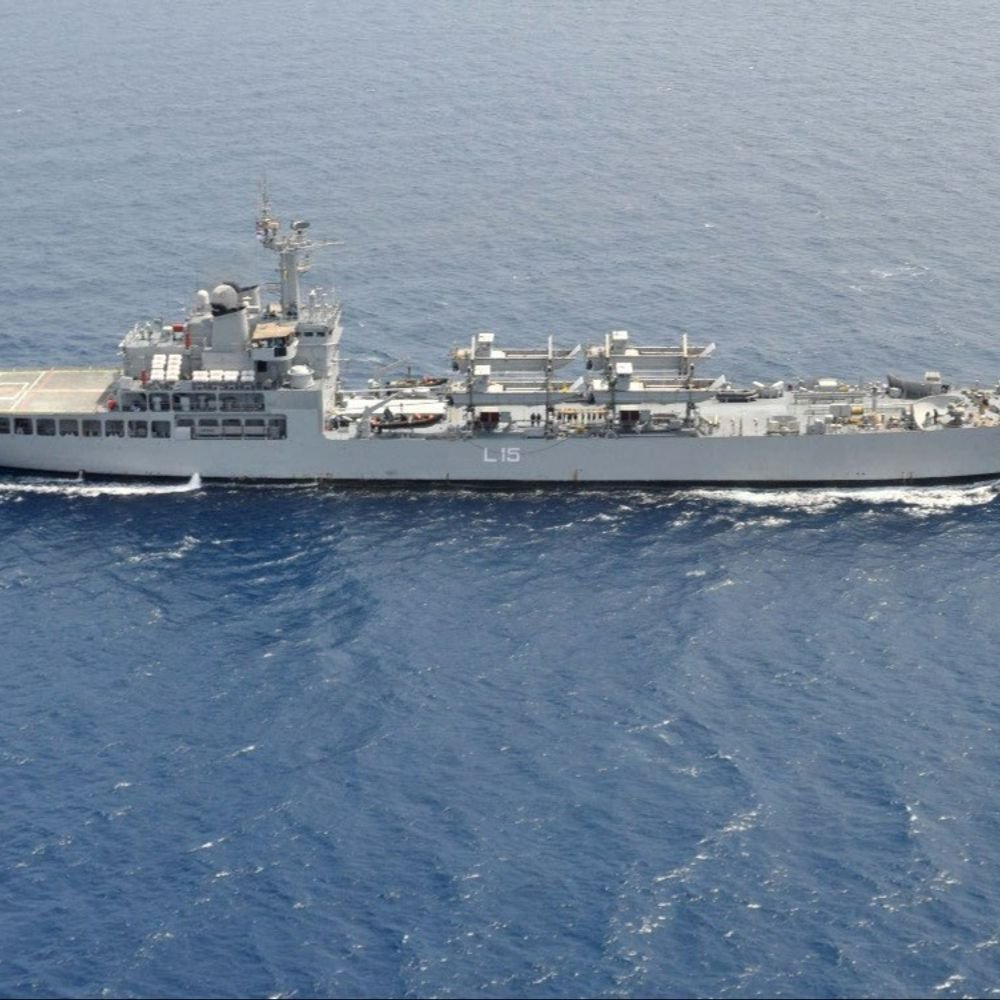INS केसरी में पानी घुसा, कोई हताहत नहीं:विशाखापट्‌टन नेवल डॉकयार्ड में जहाज खड़ा था, पानी निकालने का काम जारी