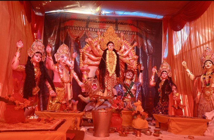 तहसील रोड पर सजा मां दुर्गा का दरबार, प्रथम दिन मां शैलपुत्री की पूजा-अर्चना