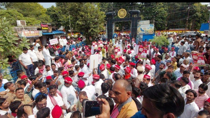 सीतापुर में सपा का प्रदर्शन, ज्ञानेश कुमार के इस्तीफे की मांग