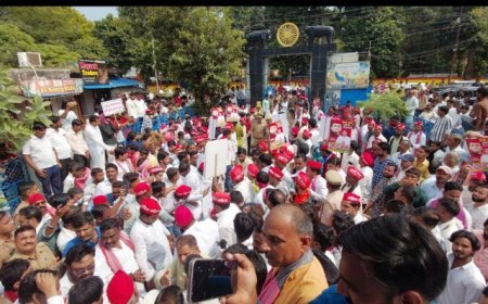 सीतापुर में सपा का प्रदर्शन, ज्ञानेश कुमार के इस्तीफे की मांग
