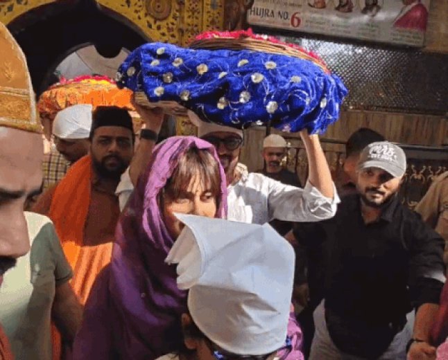 अजमेर दरगाह पहुंचे बॉलीवुड स्टार रितेश देशमुख:पत्नी जेनेलिया-बच्चों संग की जियारत, फैंस में मची रही सेल्फी लेने की होड़