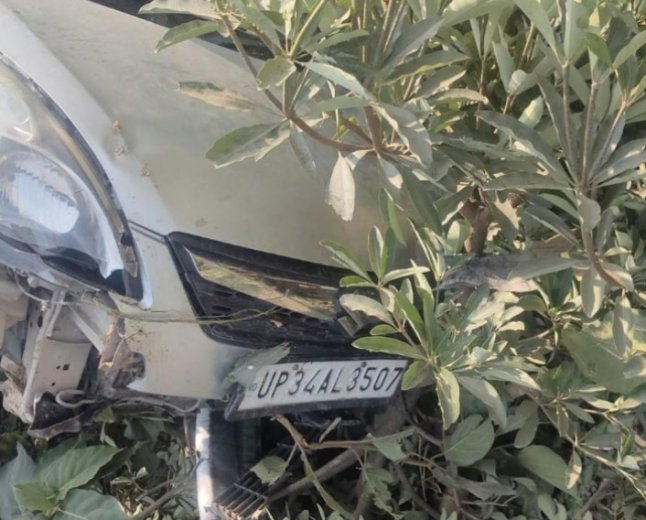 कुत्ते को बचाने में खाई में पलटी कार, पांच घायल; एंबुलेंस कर्मियों ने बचाई जान