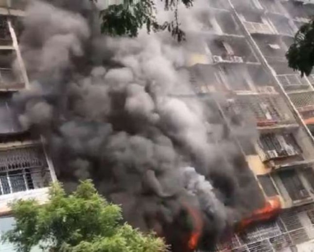  के कांदिवली में 16 मंजिला बिल्डिंग में आग लगी, हादसे में कोई नुकसान नहीं